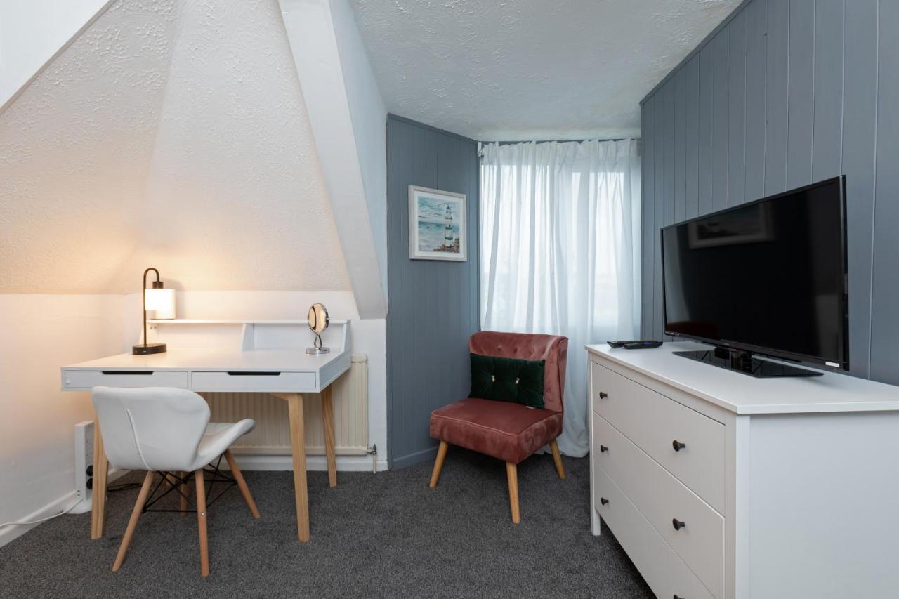 Spacious With Free Parking Apartment *