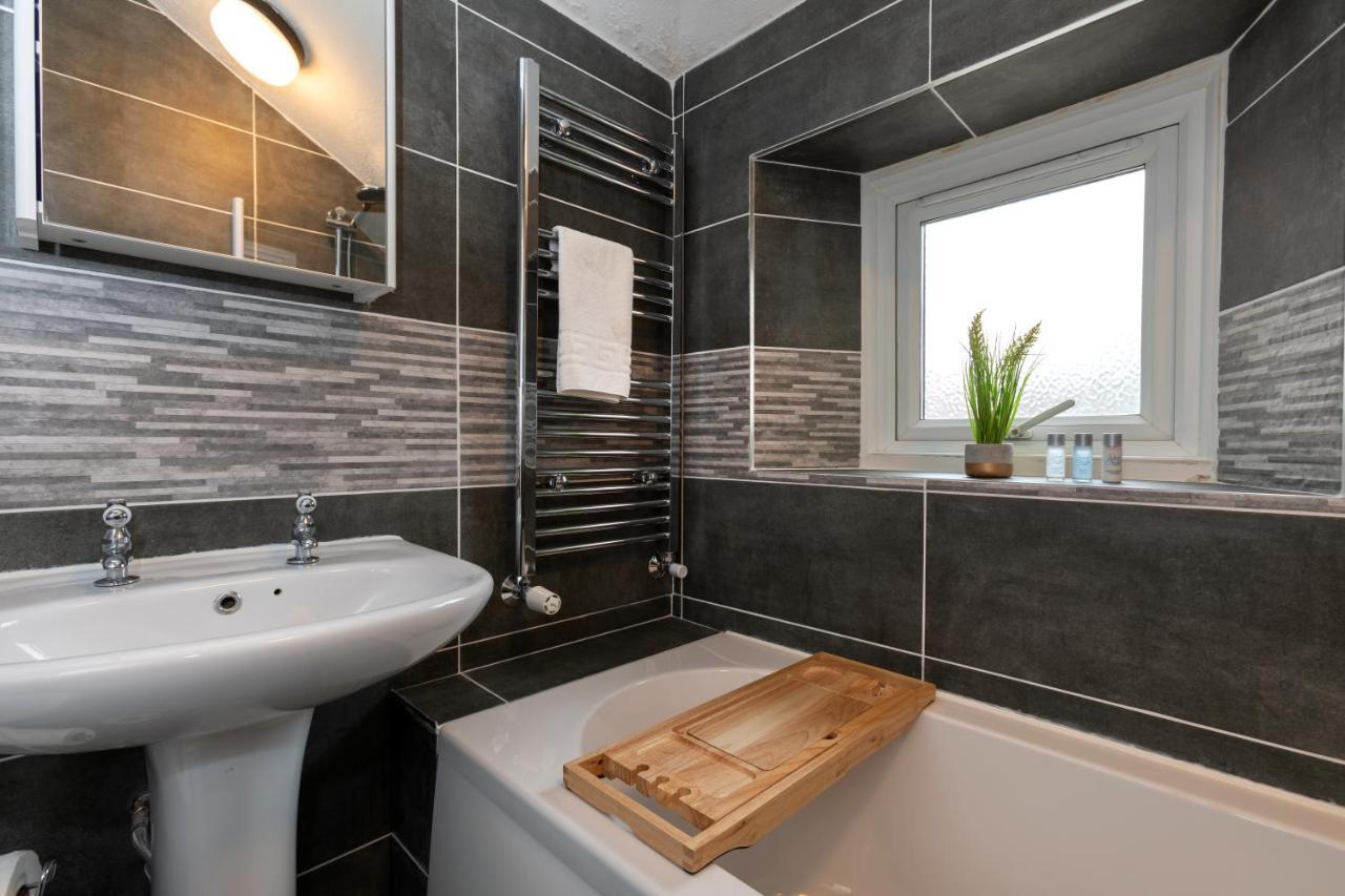 Spacious With Free Parking Apartment *