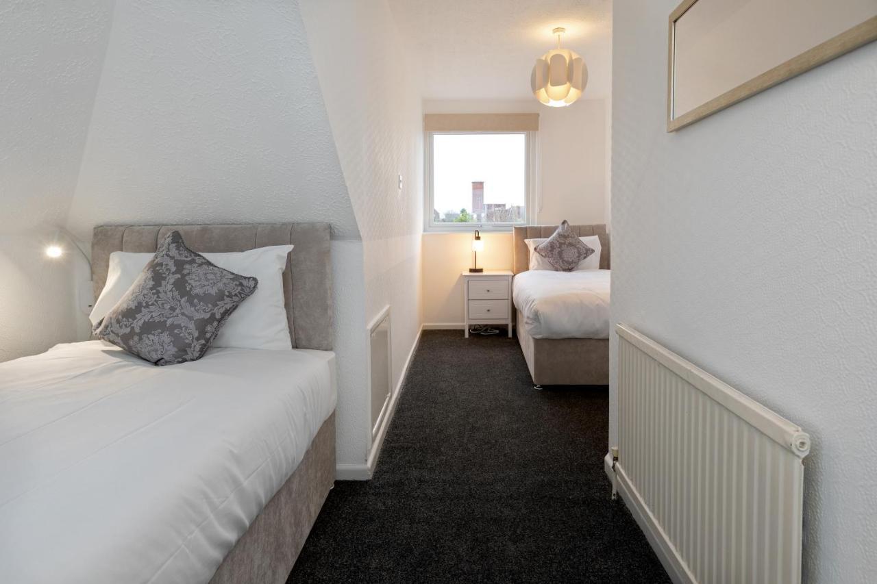 Spacious With Free Parking Apartment *